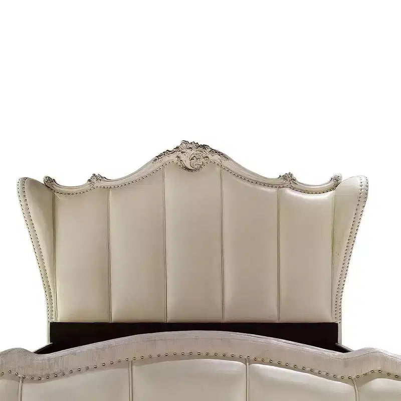 Lit California King 95" blanc cassé | Similicuir couleur champagne, pieds griffes, capitonné