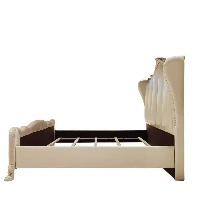 Lit California King 95" blanc cassé | Similicuir couleur champagne, pieds griffes, capitonné