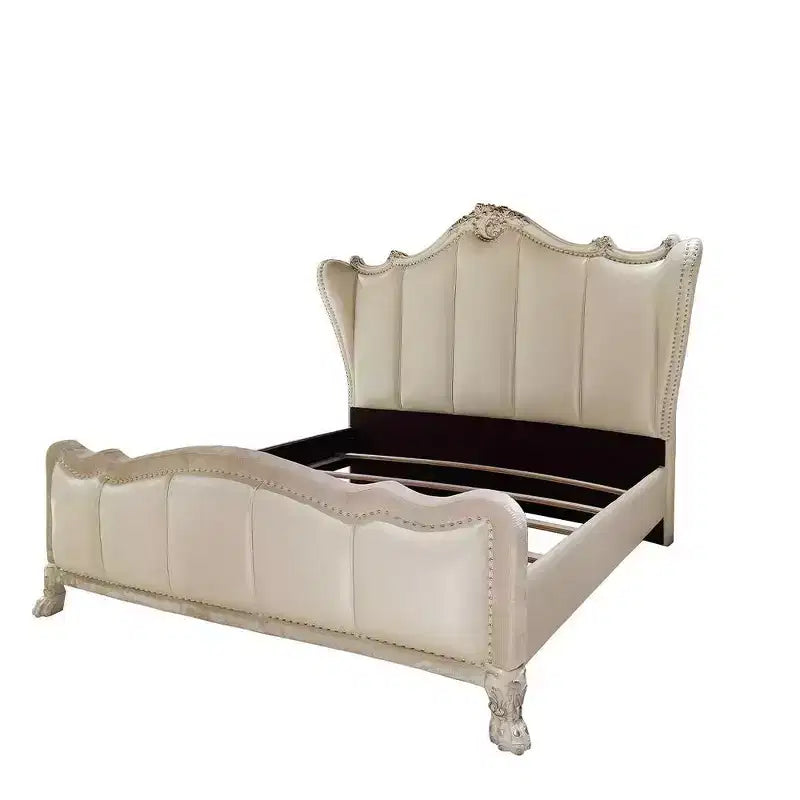 Lit California King 95" blanc cassé | Similicuir couleur champagne, pieds griffes, capitonné