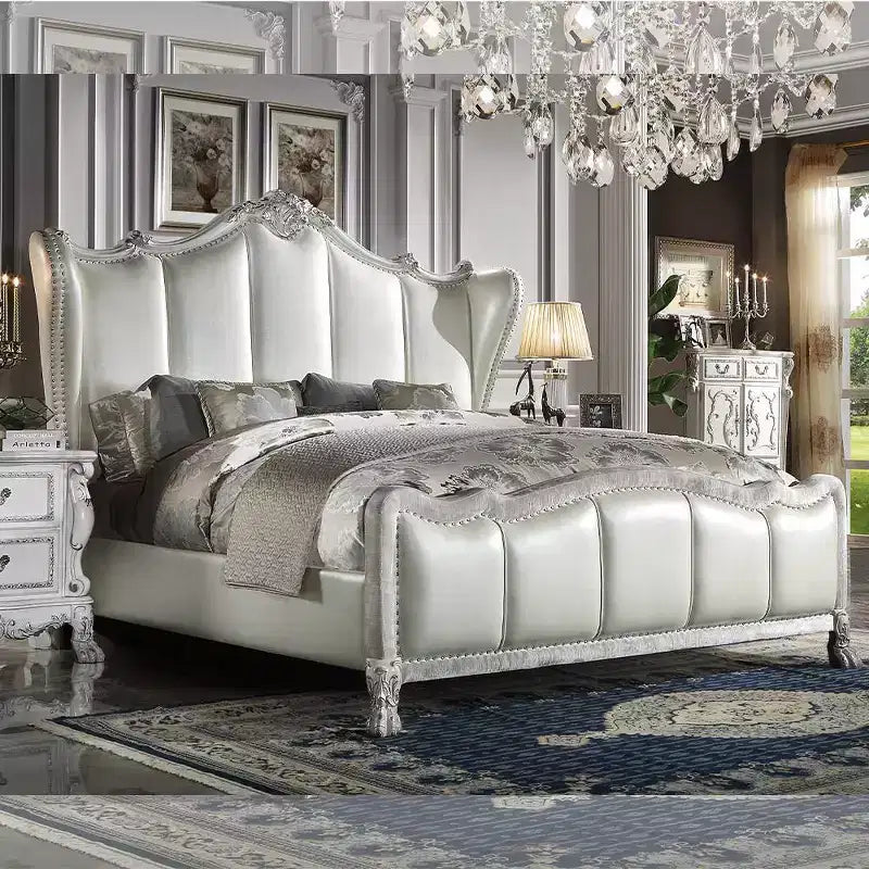 Lit California King 95" blanc cassé | Similicuir couleur champagne, pieds griffes, capitonné